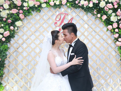 Tan chảy với 15 khoảnh khắc trong lễ cưới nữ DJ bốc lửa và cựu tiền đạo Thắng "Bế"