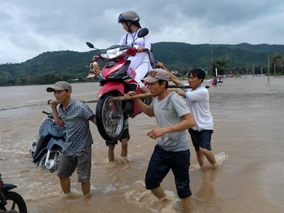 4 "soái ca" khiêng nữ sinh trên xe máy qua lũ gây sốt