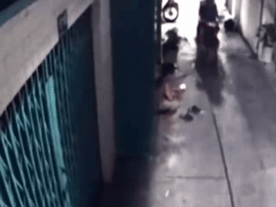 Clip: Nam thanh niên ngã sấp mặt khi đuổi theo hai tên cướp giật điện thoại ở Sài Gòn