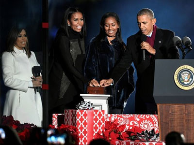 Gia đình Obama thắp sáng cây thông Noel mừng Giáng sinh