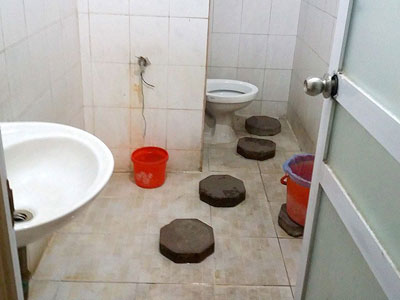Hà Nội: Bịt mũi, lót gạch đi vệ sinh ở bệnh viện