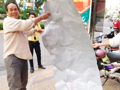 Hai mẹ con suýt chết vì tôn từ biển quảng cáo bay ra đường