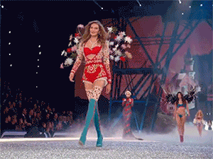 Khỏi chờ dông dài, đã có ngay 1 clip "nét căng" của Victoria's Secret Show 2016