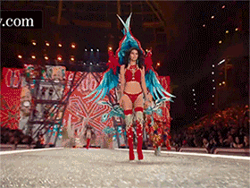 Những màn diễn nội y "bốc lửa" trong Victoria's Secret 2016