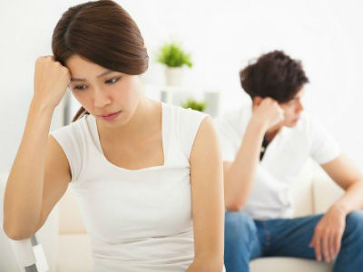Chúc Tết quê chồng: Vừa ra khỏi cửa, hộp mứt bay vèo ngoài sân