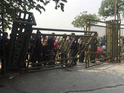 Người mua vé xô đổ cổng trụ sở VFF