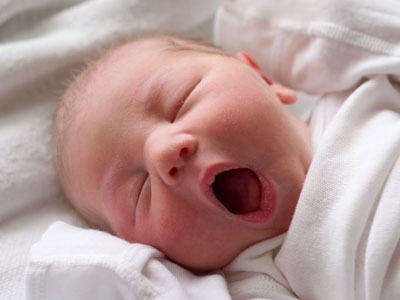 Trẻ sinh ra xấu xí nhưng có biểu hiện này lại chứng tỏ bé khỏe, khôn hơn người
