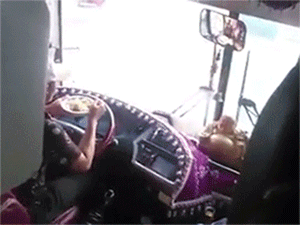 Đình chỉ tài xế "bá đạo" vừa lái xe vừa ăn mỳ