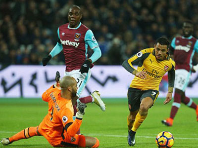 Sanchez lập hattrick, Arsenal lên nhì bảng