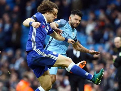 Aguero bị treo giò bốn trận vì cú đạp David Luiz