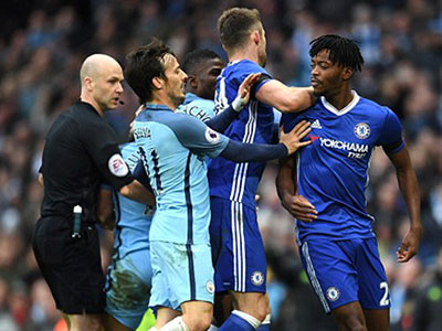 Chelsea và Man City có thể bị phạt sau rắc rối từ pha vào bóng nguy hiểm của Aguero