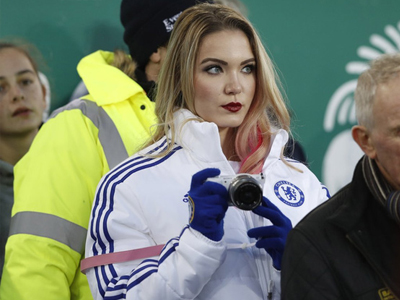 Fan nữ Chelsea gây sốt trong trận hòa thất vọng của Man Utd vì... quá đẹp