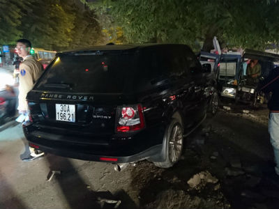 Hà Nội: Xe Range Rover tông 3 xe trên phố