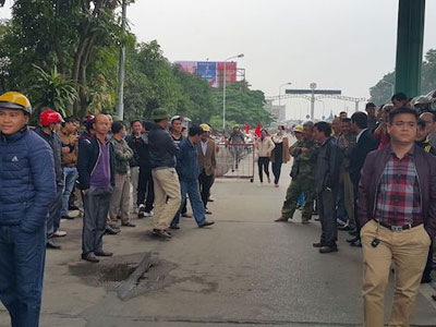 Đơn vị BOT nói "dân hiểu sai", hơn 30 ô tô tiếp tục vây trạm thu phí cầu Bến Thủy