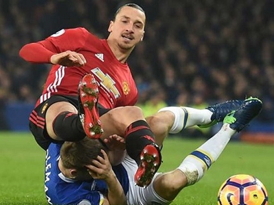 Ibra không cố ý đá vào đầu Coleman