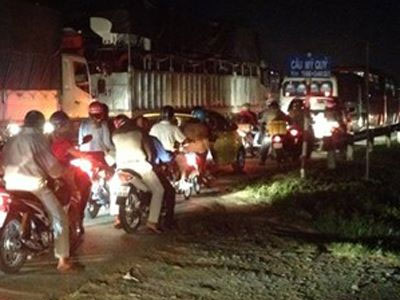 Kẹt xe 5 km vì ôtô tải chắn ngang quốc lộ 1