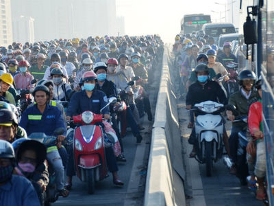 Xe khách móp đầu sau va chạm, hàng ngàn phương tiện "chôn chân" trên cầu Sài Gòn