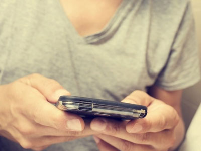 Bạn đang tự giết chết chính mình khi mang điện thoại di động vào nhà vệ sinh