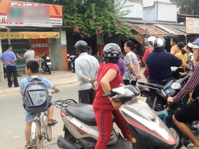 Bàng hoàng phát hiện chồng treo cổ chết trong tiệm sửa xe