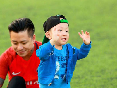 Dù mới 2 tuổi, con trai Tuấn Hưng được bố mẹ đầu tư hàng chục triệu đồng đi học mầm non