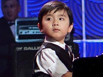 Khoảnh khắc đàn, hát gây sốt của "thần đồng" gốc Việt Evan Le