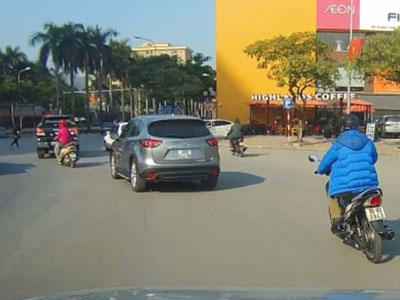Lời khai phó giám đốc lái xe Mazda CX5 lạng lách, tông vào người đi đường rồi bỏ chạy