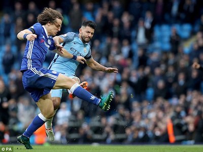 Mẹ David Luiz đá đểu Sergio Aguero trên mạng xã hội