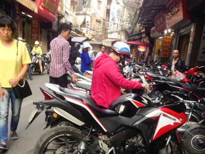 "Phố đôla" loạn giá trong ngày USD biến động