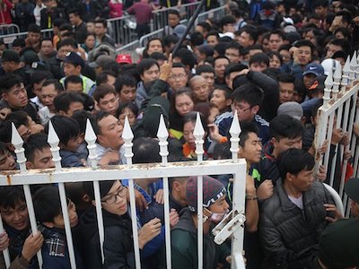 Xếp hàng mua vé trắng đêm, buồn vệ sinh cũng phải cố nhịn