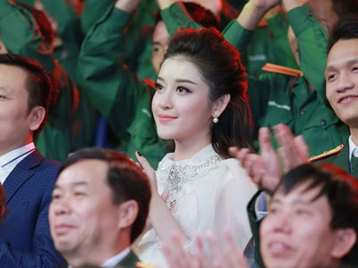 Á hậu Huyền My rạng rỡ ở trường quay Chúng tôi là chiến sĩ