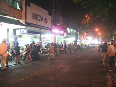 Bịt mặt, mang súng cướp tiền ngân hàng: Nhận dạng nghi can qua camera an ninh