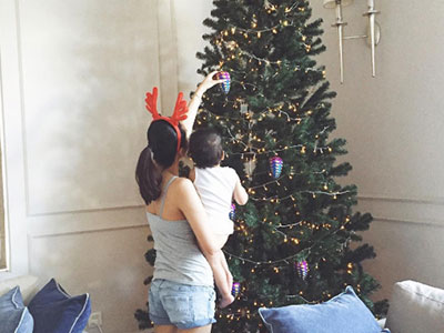 Tăng Thanh Hà gây sốt khi khoe ảnh bụng bầu bế con bên cây thông Noel