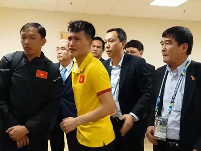 Nhìn Công Vinh, Thành Lương rưng rưng nói lời chia tay đội tuyển, chẳng ai có thể cầm được nước mắt!