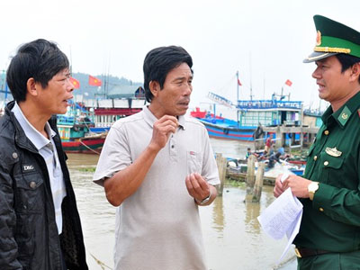 Huy động thợ lặn tìm 4 ngư dân mất tích