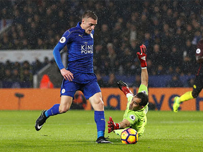 Vardy lập hattrick, Leicester đánh bại Man City