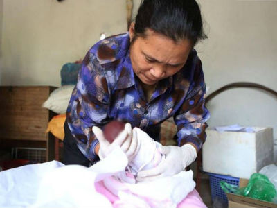 Người đàn bà hơn 10 năm gõ cửa từng phòng khám ở Hà Nội để "xin" các hài nhi xấu số về chôn cất