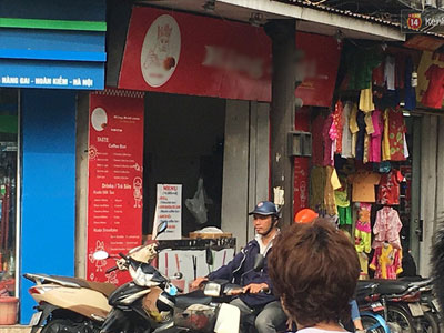 Khách đưa 500k mua 2 chiếc bánh mỳ nhưng chỉ trả lại 45k, nhân viên tiệm bánh bị sa thải