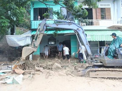 Khánh Hòa: Sạt lở núi kinh hoàng, ít nhất 2 ngôi nhà bị sập