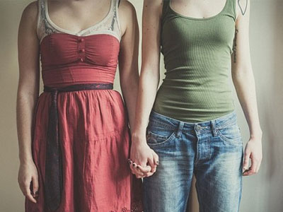 Lạ lùng con gái cưới... mẹ kế sau khi cha qua đời