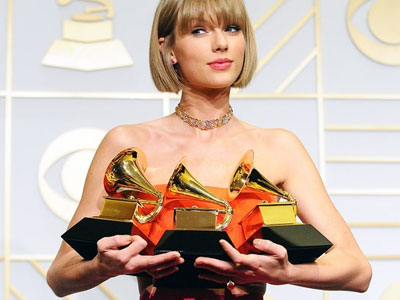 Tuổi 27 của Taylor Swift: Chia tay 2 bạn trai, bị vạch mặt giả dối và thành công nhất showbiz