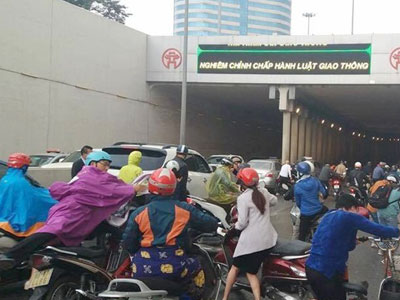 Va chạm liên hoàn tại đường hầm Kim Liên