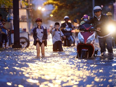 Cảnh người dân lội bì bõm vì triều cường ở Sài Gòn