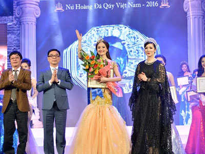 "Nữ hoàng đá quý 2016" bị xướng nhầm danh hiệu