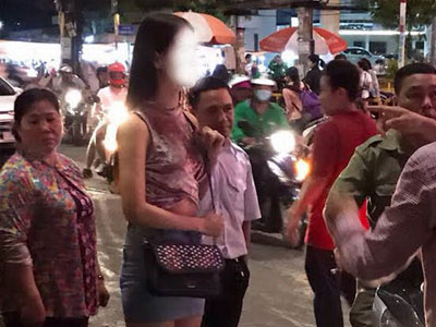 Giật điện thoại của cô gái, tên cướp giật bị người dân truy đuổi, đạp ngã xe