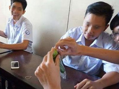 Bao cao su trong cặp học sinh lớp 8, sao phải hoảng hốt?
