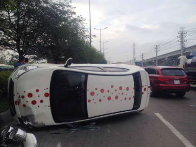 Đôi nam nữ khóc thét trong ôtô lật nhào ở cửa ngõ Sài Gòn