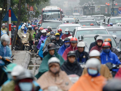 Kẹt cứng giao thông trên tuyến buýt nhanh BRT trong mưa