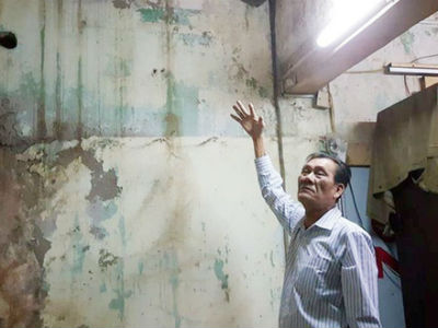 Nơm nớp lo sợ sống trong ngôi nhà hơn 100 năm tuổi chờ sập ở phố cổ Hà Nội