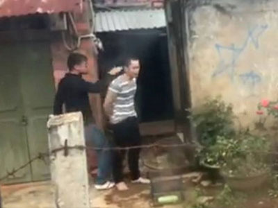 Trần Trung Hùng kè kè khẩu tiểu liên AK đạn đã lên nòng khi lẩn trốn