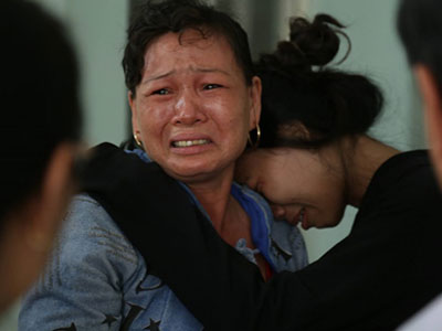 2 cô gái nhảy lầu thoát khỏi đám cháy ở Sài Gòn: "Mẹ ơi, chị em con suýt chết rồi"